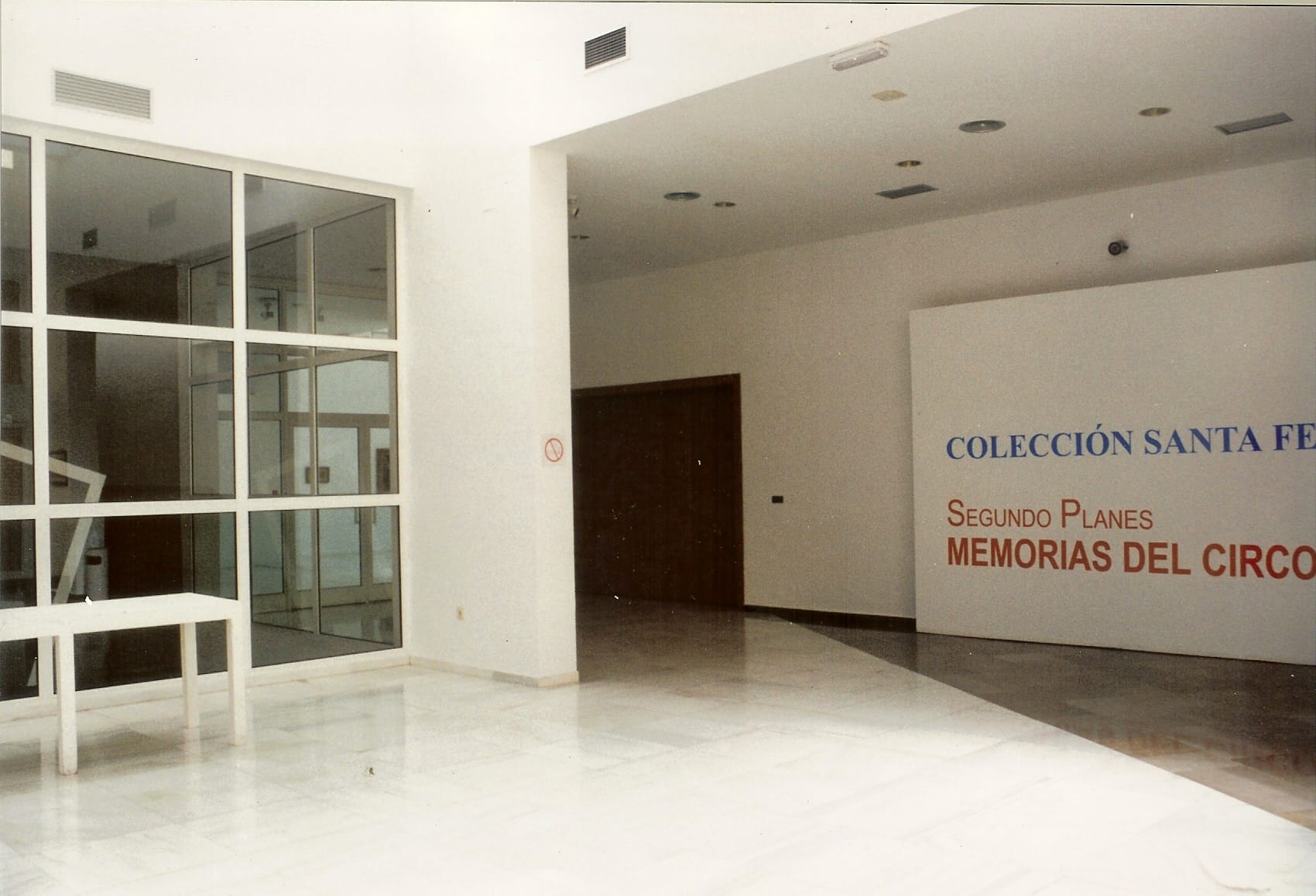 Vista de la entrada, con el cartel de la exposición